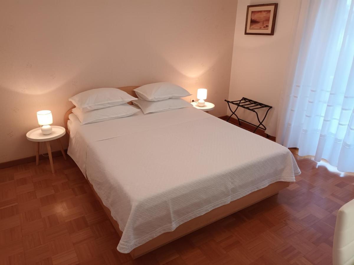 Apartments Leo ロヴィニ エクステリア 写真